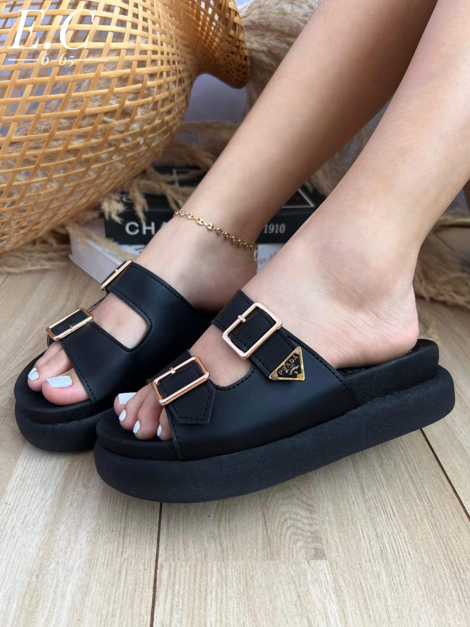 💖👠Sandalia Prada – Tu toque de elegancia diaria ✨🖤