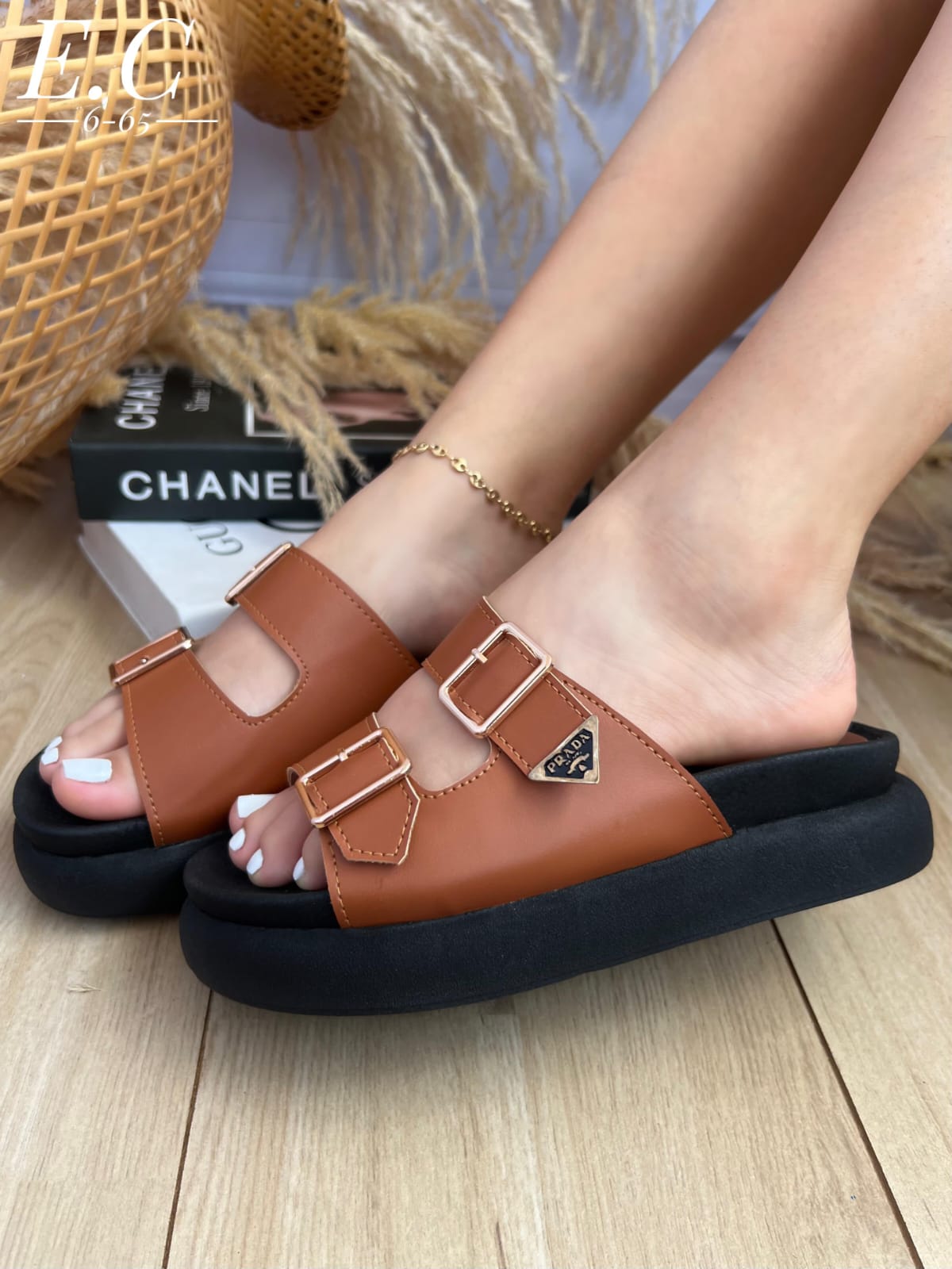 💖👠Sandalia Prada – Tu toque de elegancia diaria ✨🖤